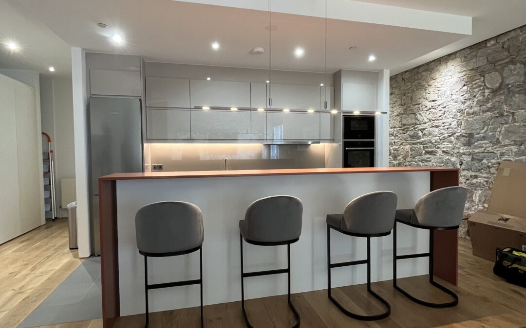 Gloss Grey Kitchen with Integrated Handles